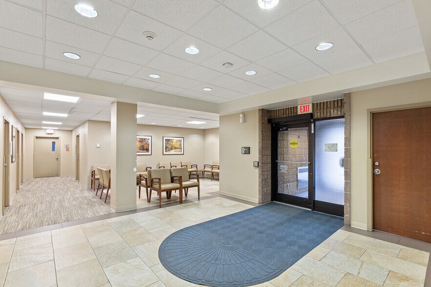 1 Clara Maass Dr, Belleville, NJ à louer - Photo intérieure - Image 3 de 20