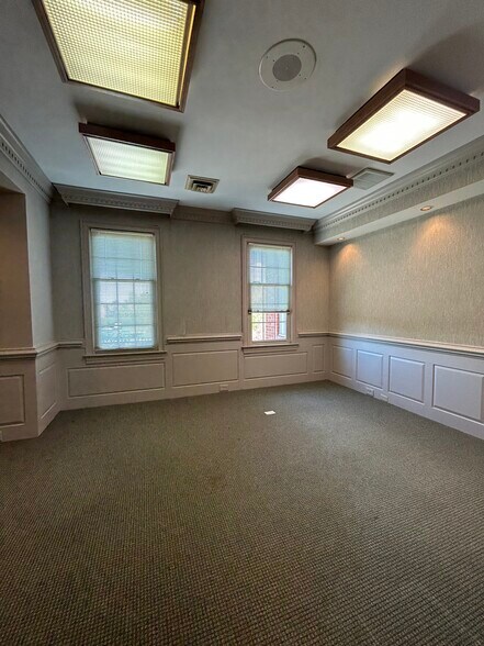 300 Cedar Lakes Dr, Chesapeake, VA à vendre - Photo du bâtiment - Image 2 de 11