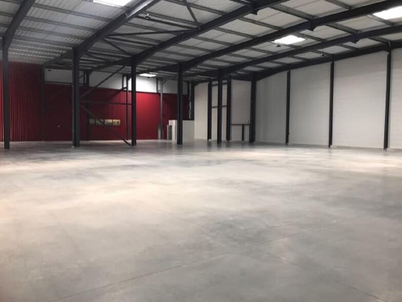 Flex in Signes for lease - Building Photo - Image 3 of 6