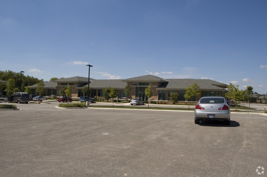 28369 Davis Pky, Warrenville, IL à louer - Photo du bâtiment - Image 3 de 34