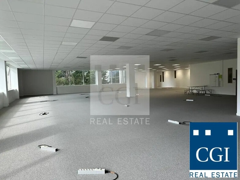 Office in Eybens for lease - Building Photo - Image 2 of 9
