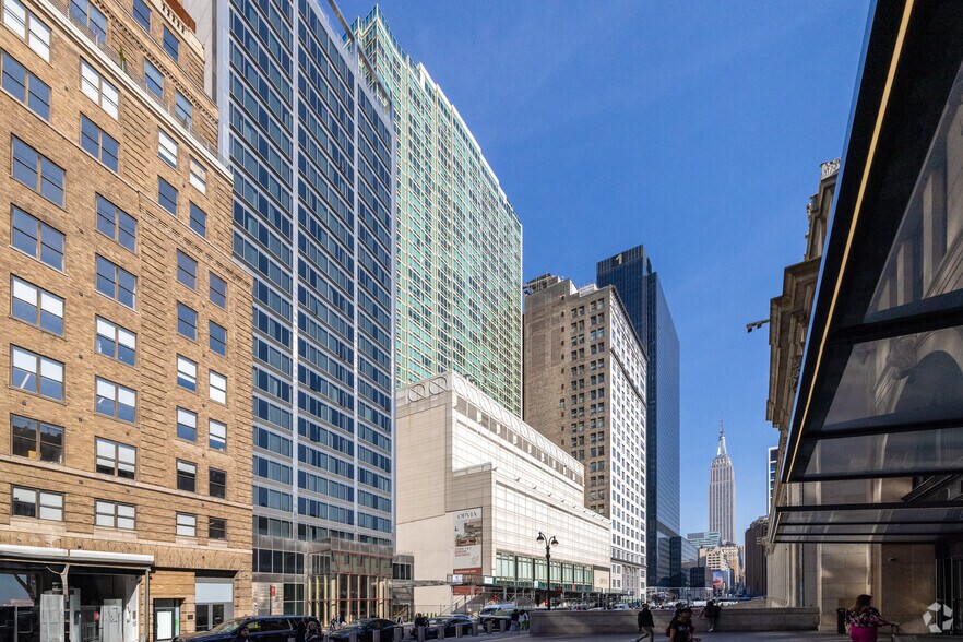 315 W 33rd St, New York, NY for lease - Building Photo - Image 2 of 16