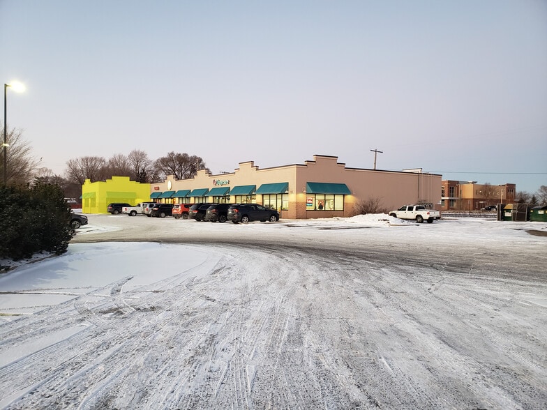 6226-6244 Bass Lake Rd, Crystal, MN for lease - Building Photo - Image 1 of 2