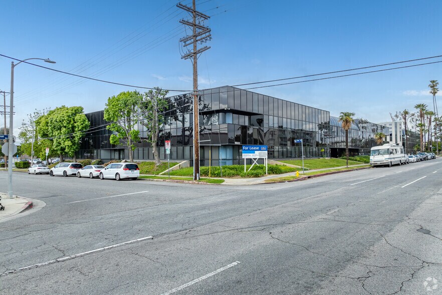 16600 Sherman Way, Van Nuys, CA à louer - Photo du bâtiment - Image 1 de 15