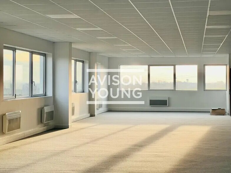 Flex in Louvres for sale - Building Photo - Image 3 of 13