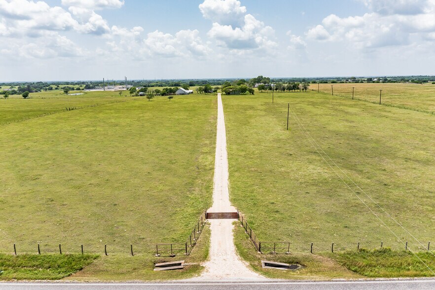 1230 FM 155 S, Weimar, TX à vendre - Photo du bâtiment - Image 2 de 27