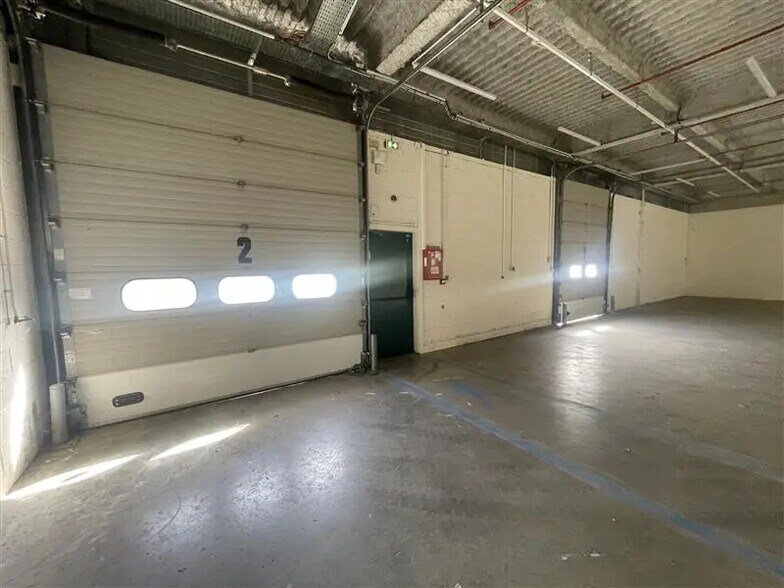 Industrial in Stains for lease - Building Photo - Image 3 of 12