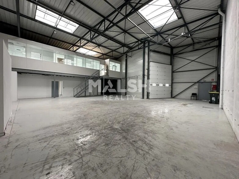 Office in Saint-Priest for lease - Interior Photo - Image 2 of 9