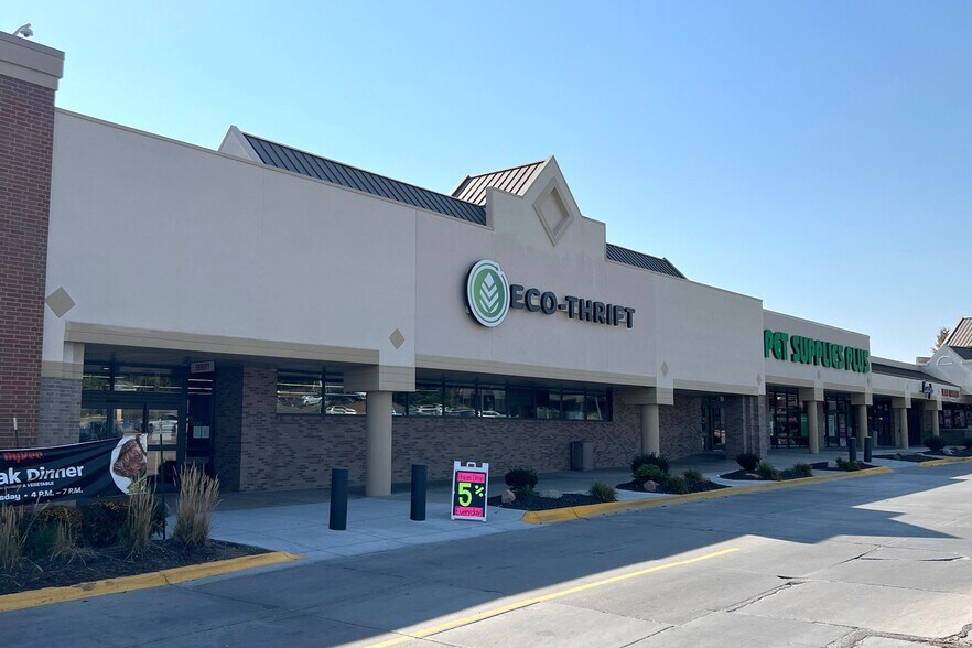 9717 Q St, Omaha, NE à louer - Photo du bâtiment - Image 2 de 8