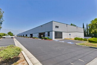 2141 E Philadelphia St, Ontario, CA à louer Photo intérieure- Image 1 de 3