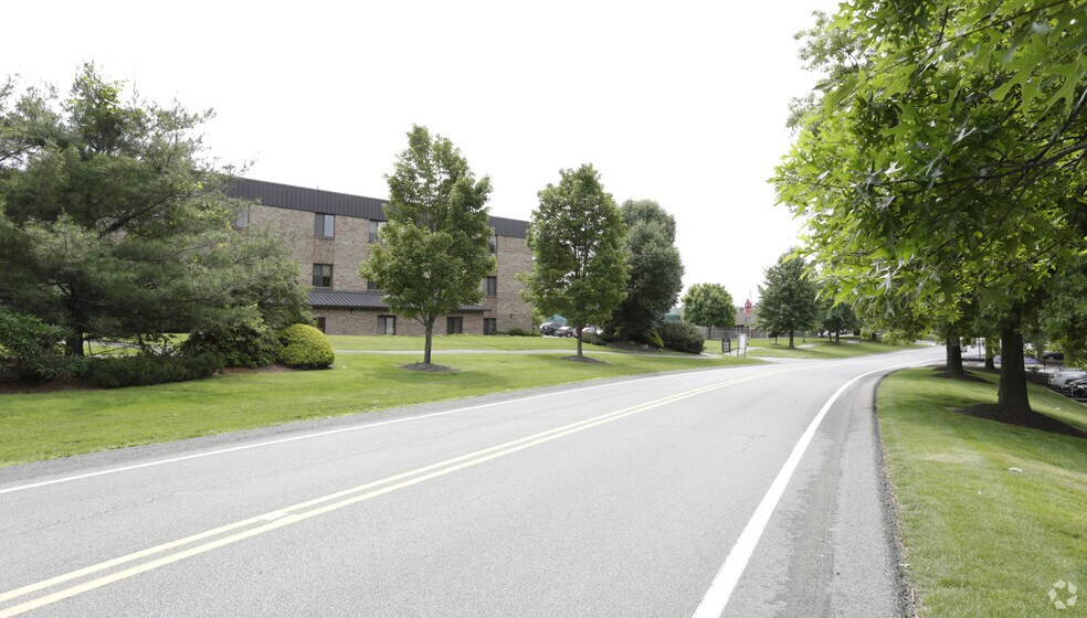 213 Executive Dr, Cranberry, PA à vendre - Photo du bâtiment - Image 3 de 11