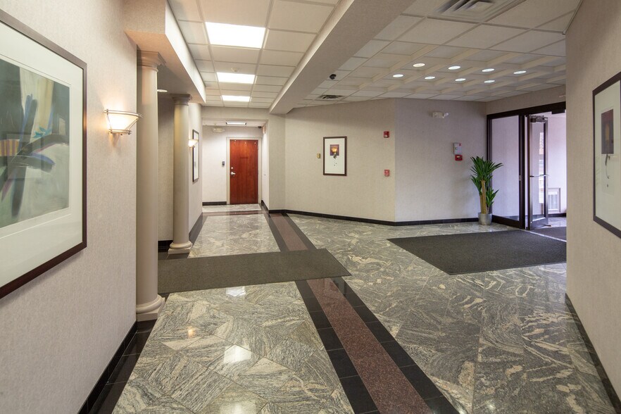 51 Cragwood Rd, South Plainfield, NJ à louer - Photo intérieure - Image 3 de 3