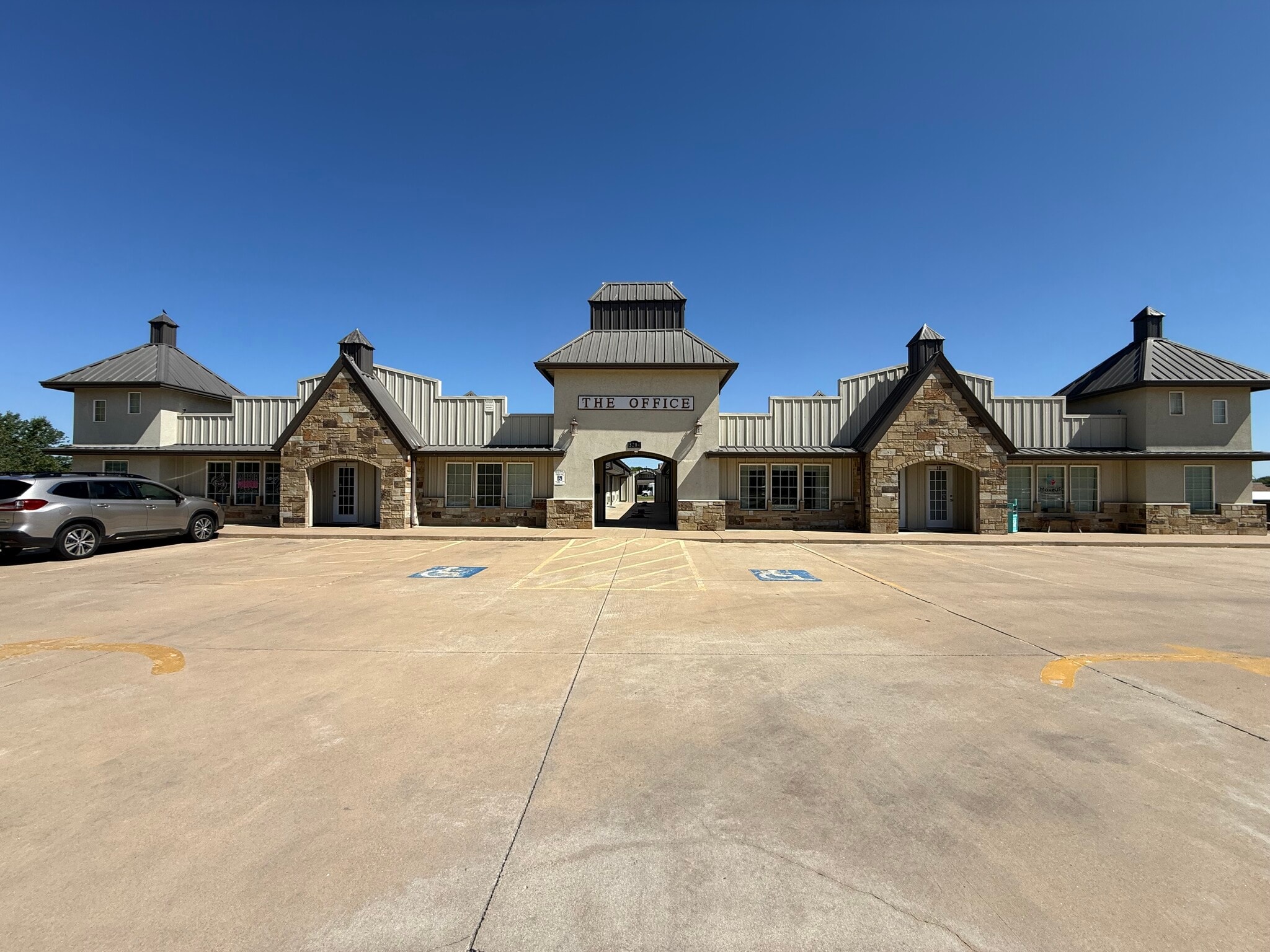 5204 Jacquelyn Ln, Bartlesville, OK for lease Interior Photo- Image 1 of 8