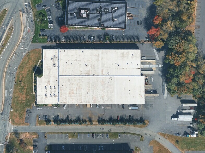 140-142 Clinton Rd, Fairfield, NJ à louer - Photo du bâtiment - Image 2 de 15