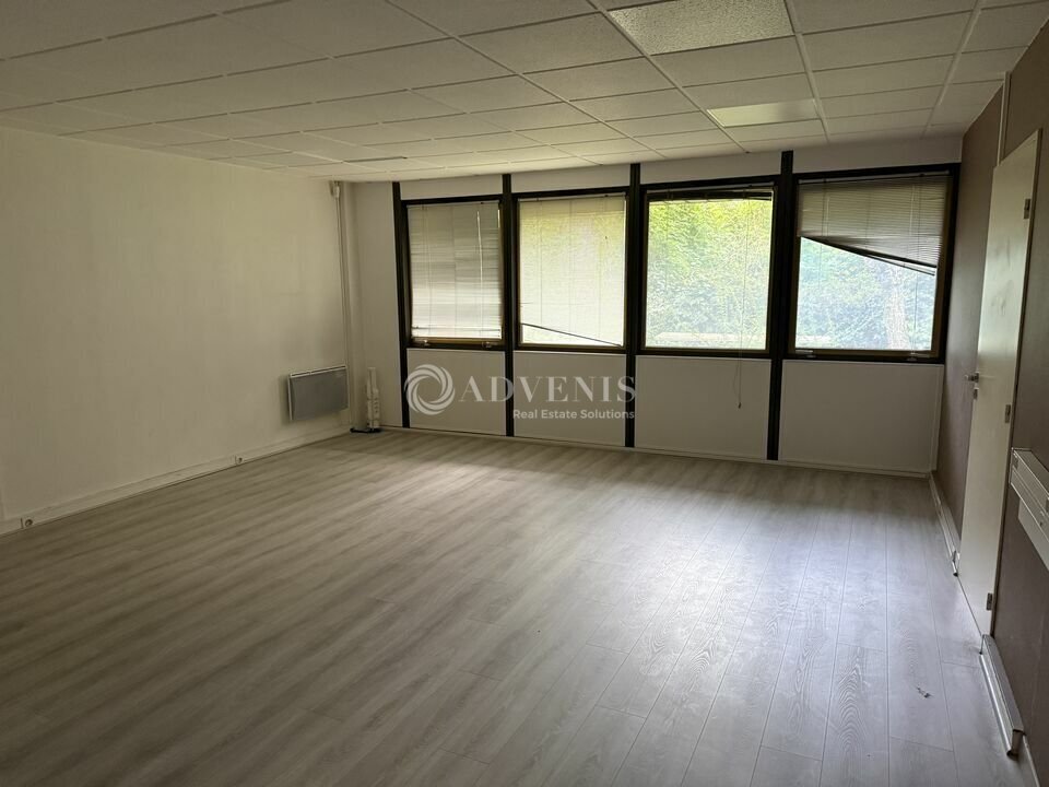 Office in Croissy-Beaubourg for lease Interior Photo- Image 1 of 5