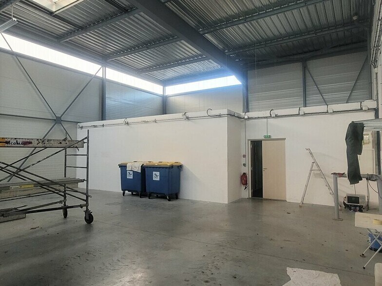 Flex in Rouen for lease - Interior Photo - Image 2 of 11