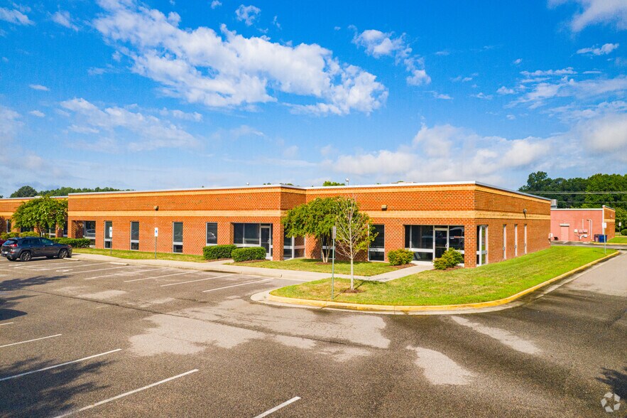 16001-16071 Continental Blvd, Colonial Heights, VA à louer - Photo du bâtiment - Image 1 de 11