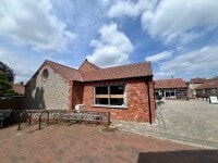 Feathers Yard, Holt à louer - Photo du bâtiment - Image 2 de 2