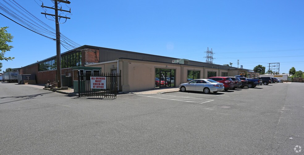 303 Winding Rd, Old Bethpage, NY à louer - Photo du bâtiment - Image 2 de 4