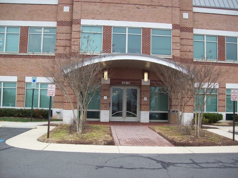 21351 Gentry Dr, Sterling, VA à louer - Photo du bâtiment - Image 3 de 31