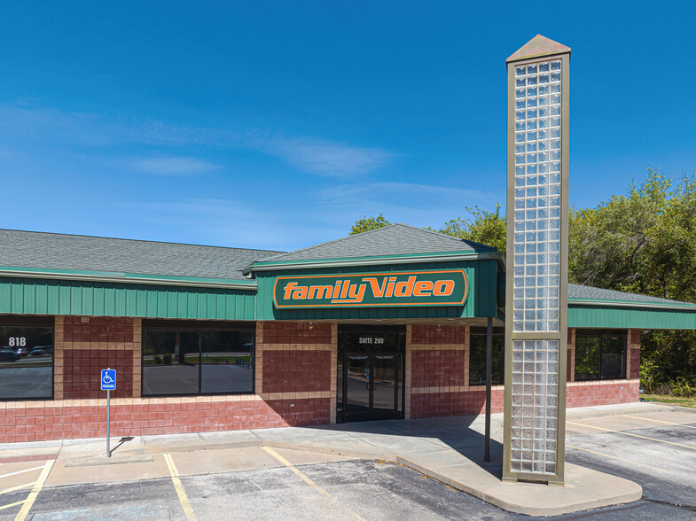 818 E Meadowlark Blvd, Derby, KS for lease - Building Photo - Image 1 of 12