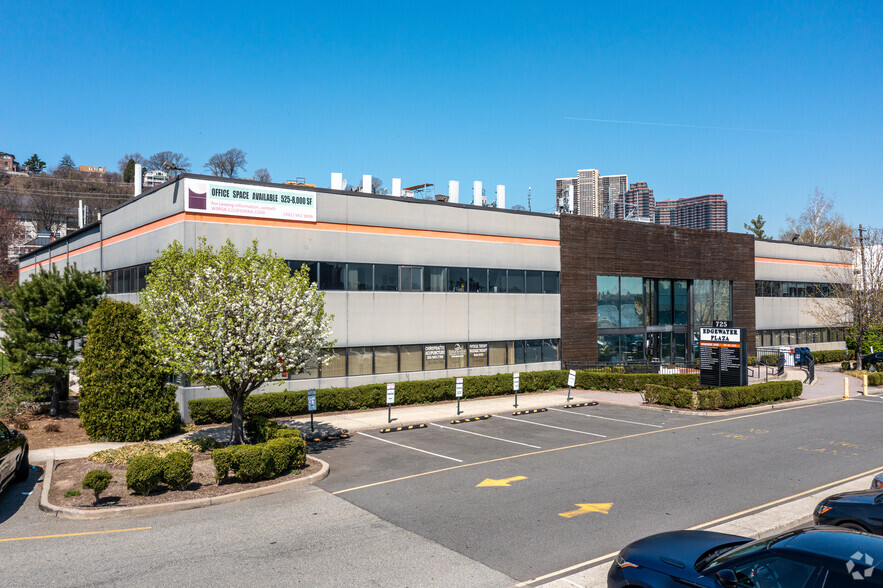 725 River Rd, Edgewater, NJ for lease - Building Photo - Image 1 of 6