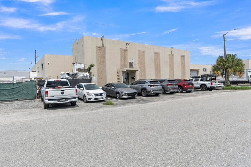 821-841 NW 57th Pl, Fort Lauderdale, FL à vendre - Photo du bâtiment - Image 3 de 26
