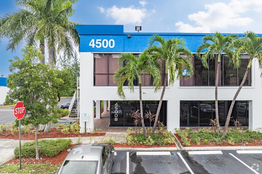 4500 N Powerline Rd, Deerfield Beach, FL for lease - Building Photo - Image 3 of 17