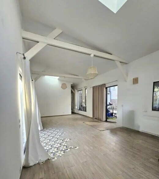 Office in Montreuil for lease - Building Photo - Image 1 of 6