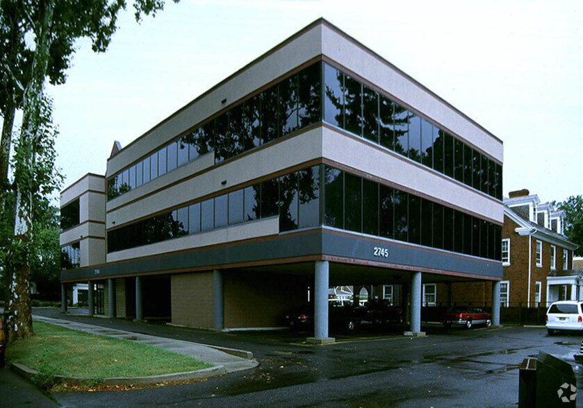 2745 N Front St, Harrisburg, PA for lease - Primary Photo - Image 1 of 8