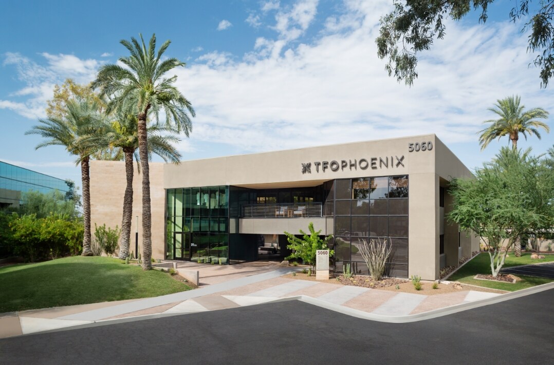 5060 N 40th St, Phoenix, AZ à louer Photo du bâtiment- Image 1 de 5
