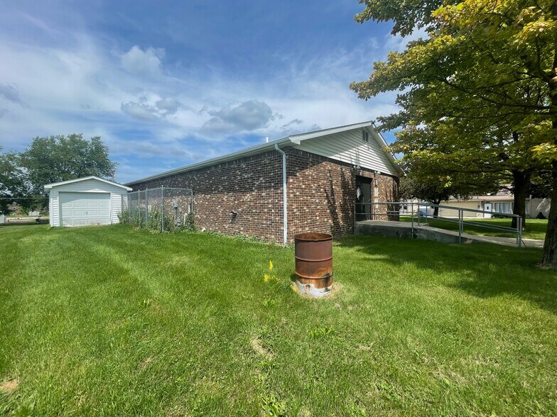 210 Home Ave, Churubusco, IN à vendre - Photo du bâtiment - Image 2 de 44