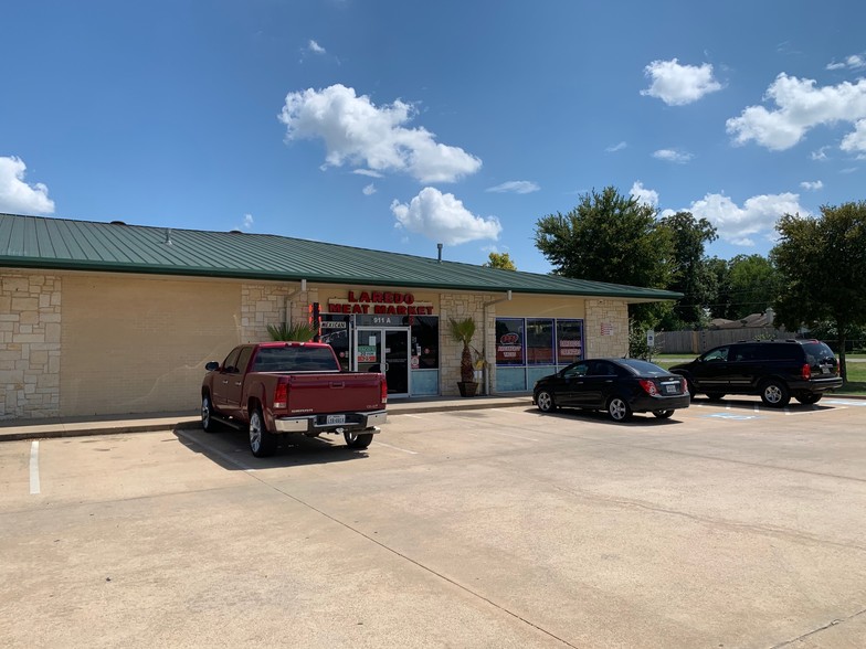 909-911 E Davis St, Mesquite, TX for lease - Building Photo - Image 2 of 7