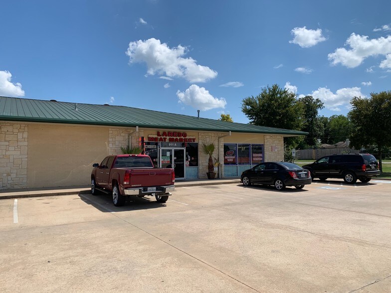 909-911 E Davis St, Mesquite, TX à louer - Photo du bâtiment - Image 3 de 7