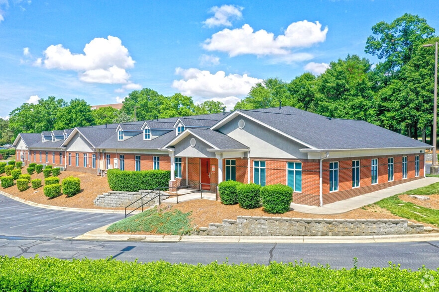 8050 Corporate Center Dr, Charlotte, NC for lease - Primary Photo - Image 2 of 10