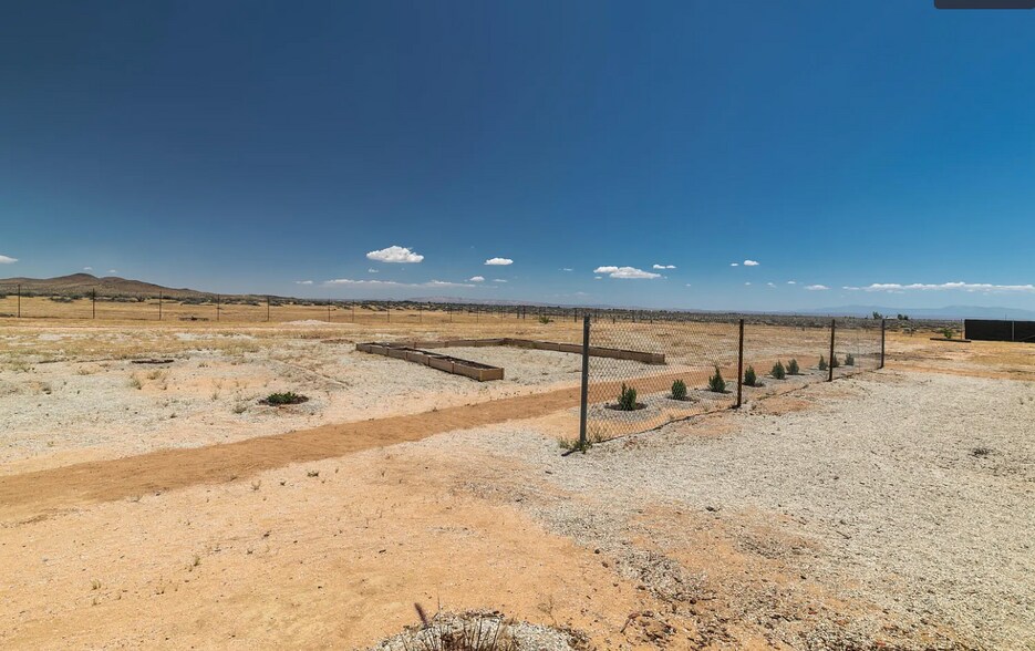 14814 Castle Butte Rd, North Edwards, CA à louer - Photo du bâtiment - Image 3 de 11