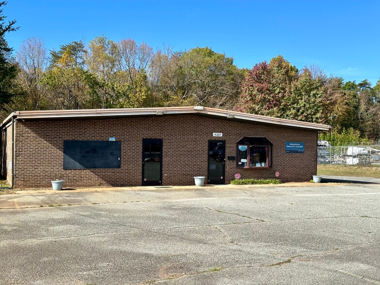 4207 Summit Ave, Greensboro, NC à louer - Photo du bâtiment - Image 2 de 6