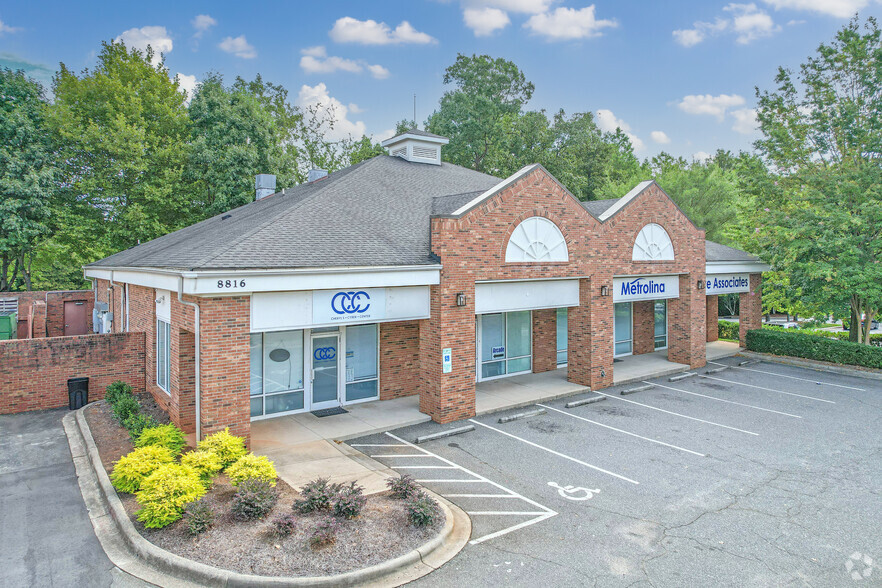 8816 University East Dr, Charlotte, NC for lease - Primary Photo - Image 1 of 8