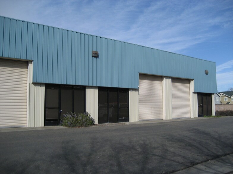 3200 Dutton Ave, Santa Rosa, CA à louer - Photo du bâtiment - Image 3 de 3