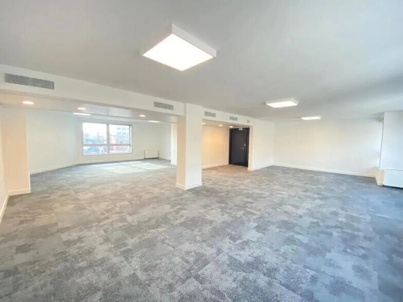 Office in Boulogne-Billancourt for lease - Interior Photo - Image 2 of 6