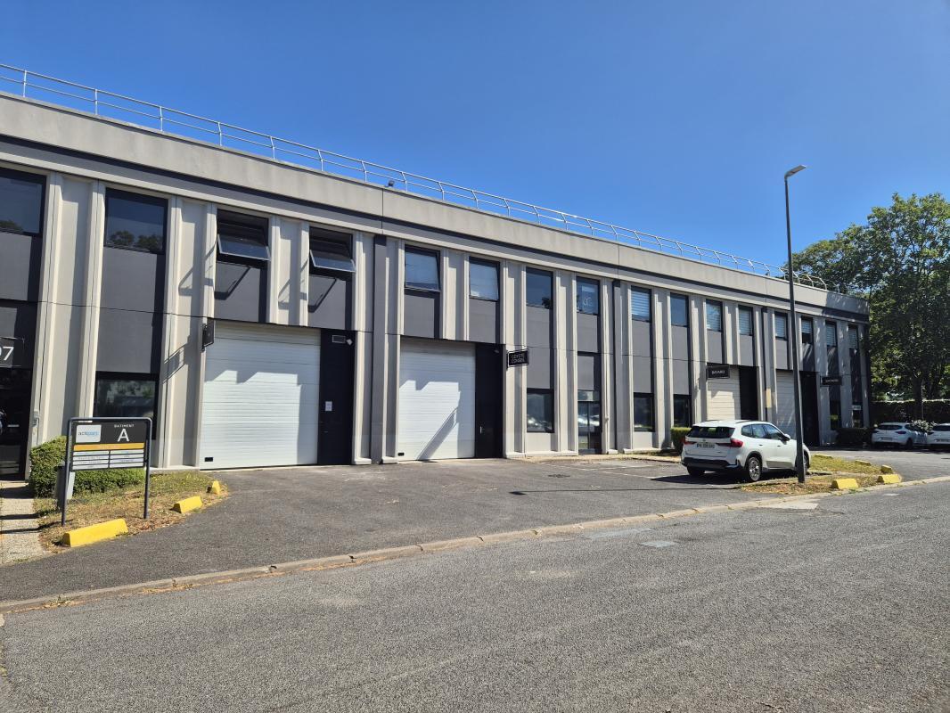 Industrial in Lognes for lease Building Photo- Image 1 of 12