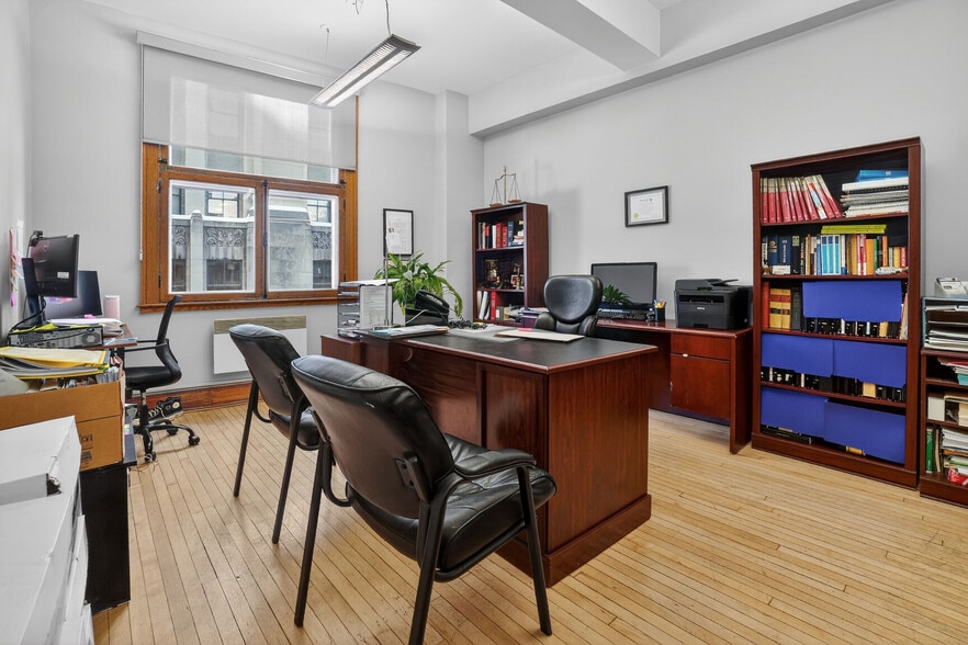 84-88 Rue Notre-Dame O, Montréal, QC for lease - Building Photo - Image 2 of 12