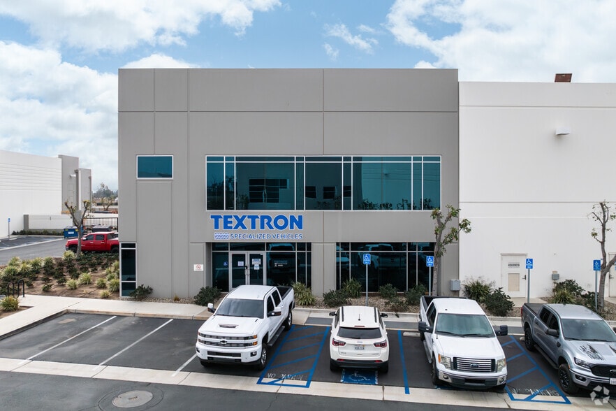 10317 Birtcher Dr, Jurupa Valley, CA à vendre - Photo du bâtiment - Image 2 de 8