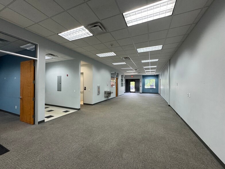3810 N Elm St, Greensboro, NC à louer - Photo intérieure - Image 3 de 10