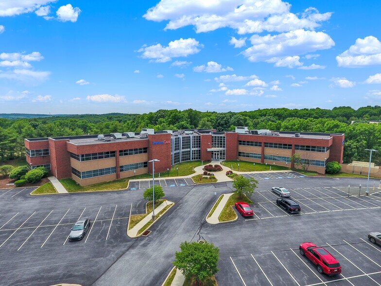 8040 Carlson Rd, Harrisburg, PA à vendre - Photo du bâtiment - Image 2 de 33