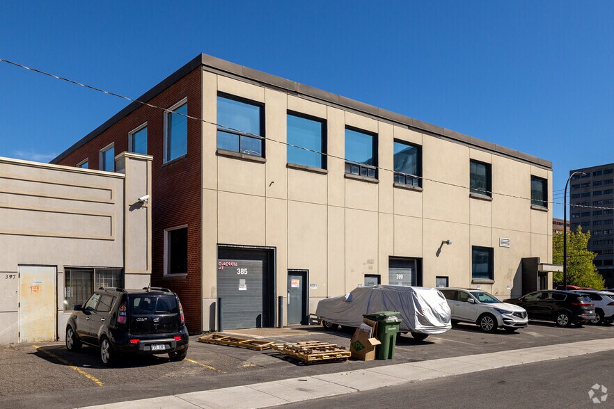 385-399 Pl De Louvain, Montréal, QC à louer - Photo du bâtiment - Image 3 de 6