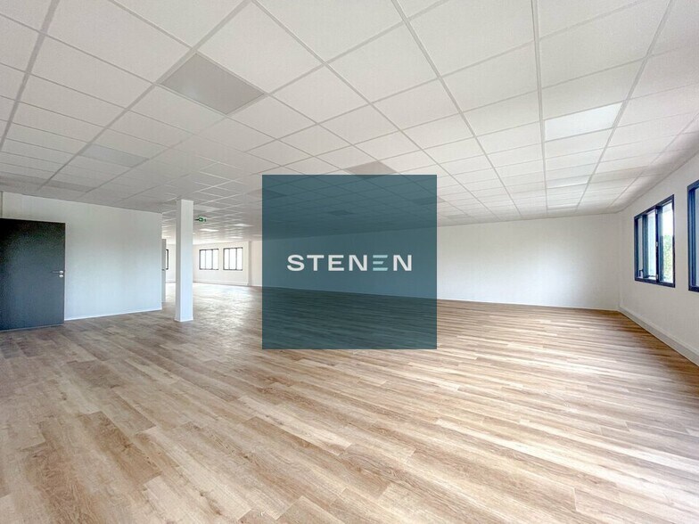 480 Route De Berre, Éguilles for lease - Interior Photo - Image 2 of 5