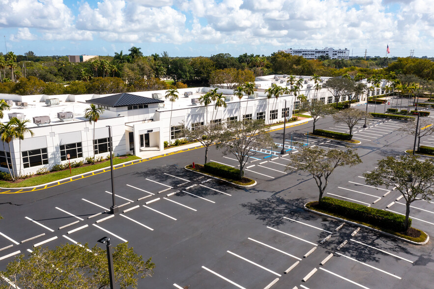 3040 Universal Blvd, Weston, FL for lease - Building Photo - Image 1 of 13