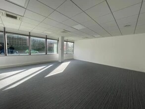 Flex in Meudon for lease Interior Photo- Image 1 of 2