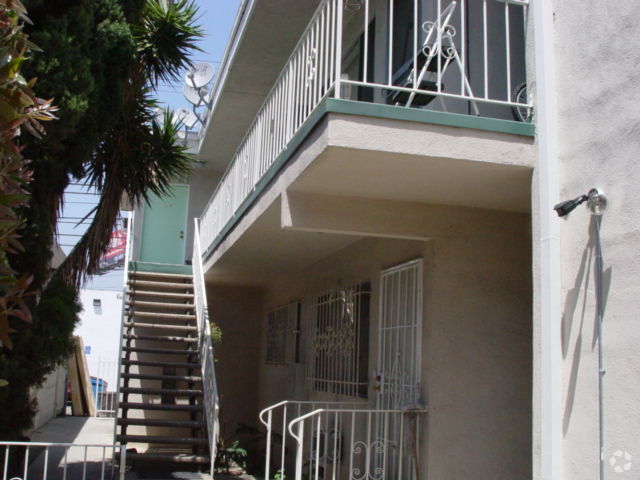 6147 Alcott St, Los Angeles, CA à vendre - Photo du bâtiment - Image 3 de 8